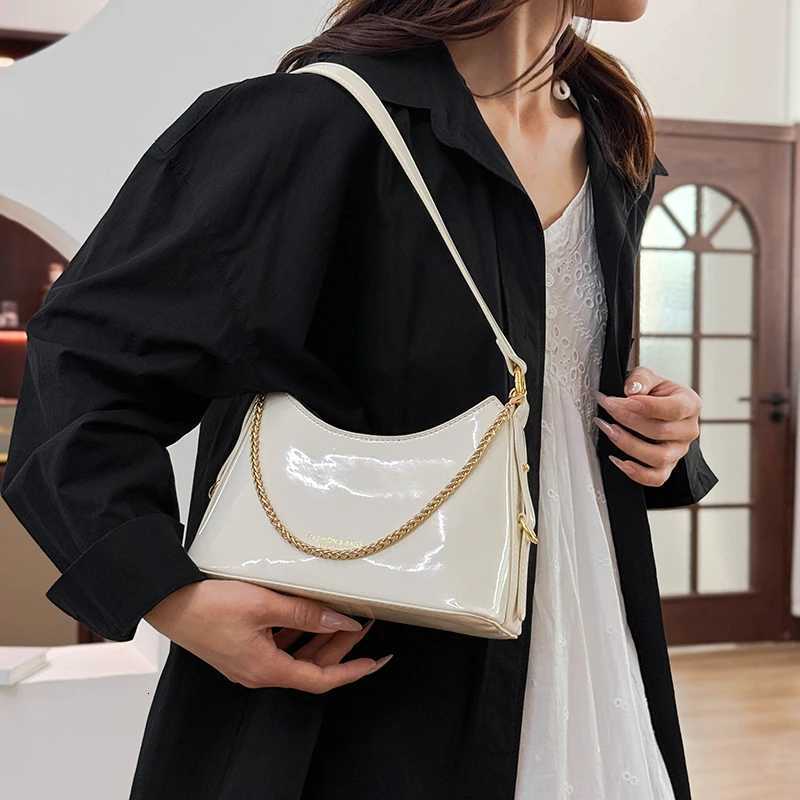 Elegant Womens Leather Classic Crossbody Shoulder Tote Bag Designer Fashion Handbag For Daily Modern Looks M251216