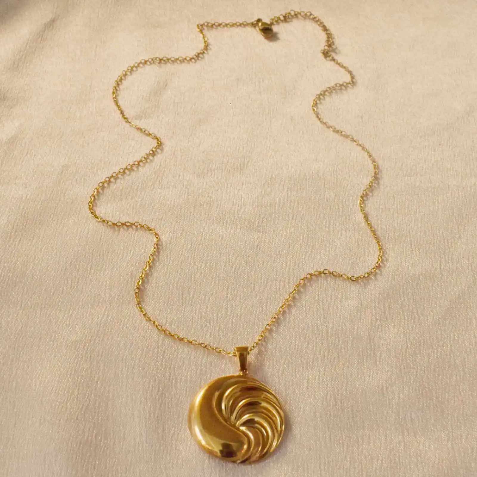 New Womens Round Vortex Thread Trend Pendant Design Personalized Necklace M251216