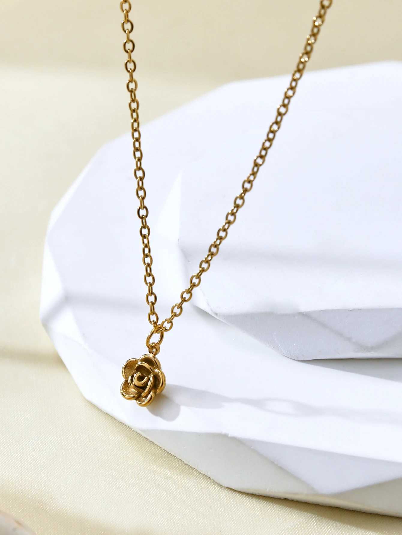 Exquisite Small Temperament Fashion Simple Stainless Steel 18K Gold-Plated Small Flowers Rose Camellia Pendant Necklace WomenS M251216