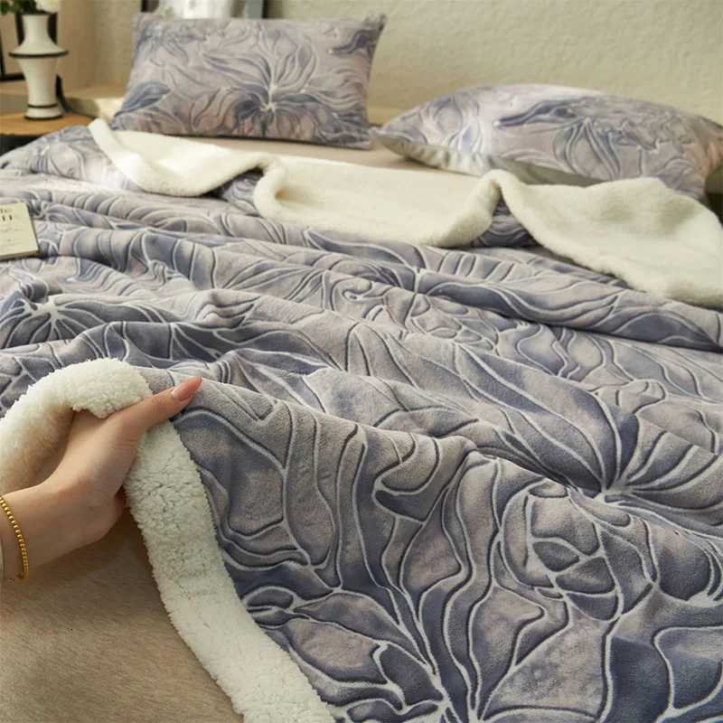 Vintage Printed Double-Layer Thick Blanket Nordic Autumn Winter Warm Lamb Wool Blankets Multifunctional Naked Sleeping Quilt H251216 - view 5