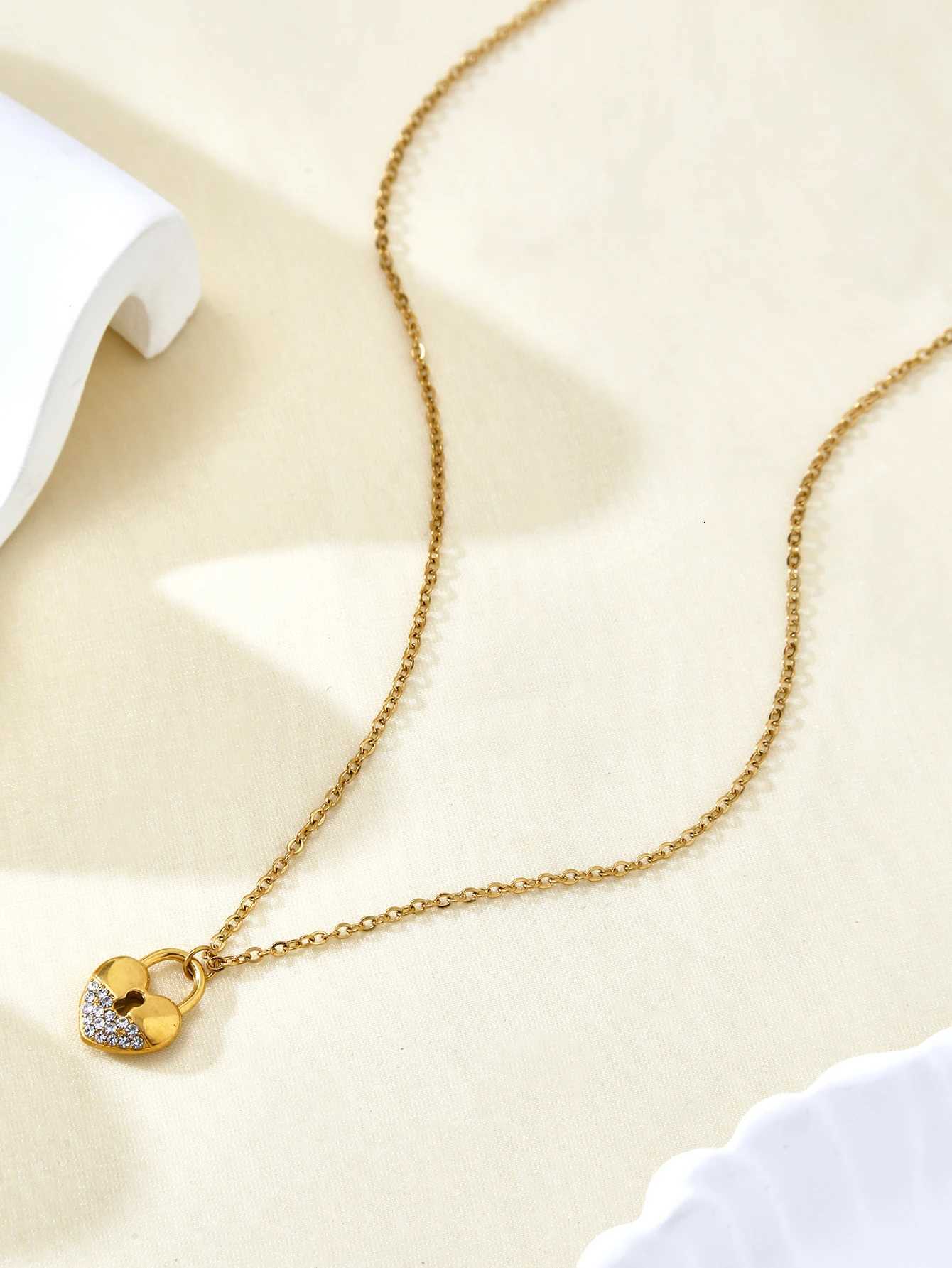 Niche Delicate Temperament Romantic StainlESS Steel 18K Gold Plated With Diamonds Lock Pendant CollaRBone Chain Female M251216