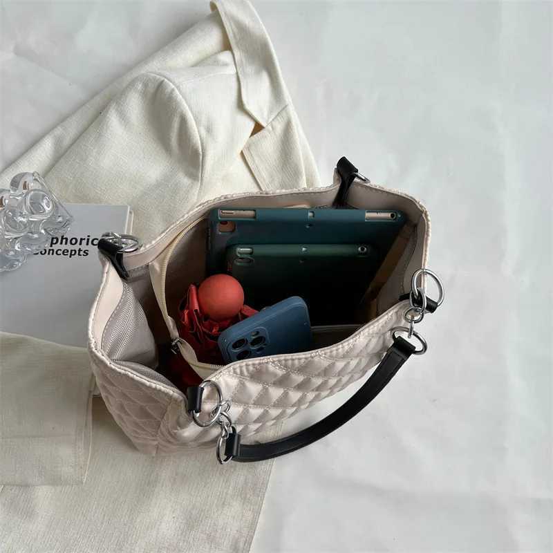 Womens Large Capacity Shoulder Bag Quilted Tote Bag Fashion All-match Commuter Bag M251216