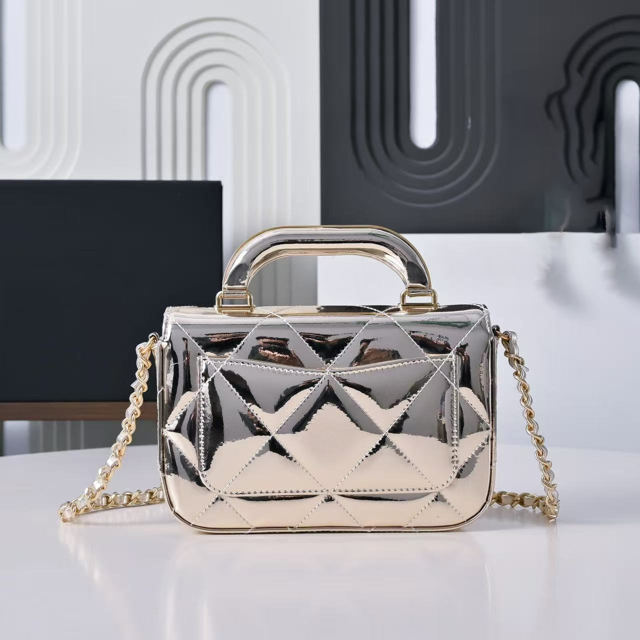 10ALuxurious 25K Baguette Style Purse - Fashionable High-Gloss Material with Secure Zipper