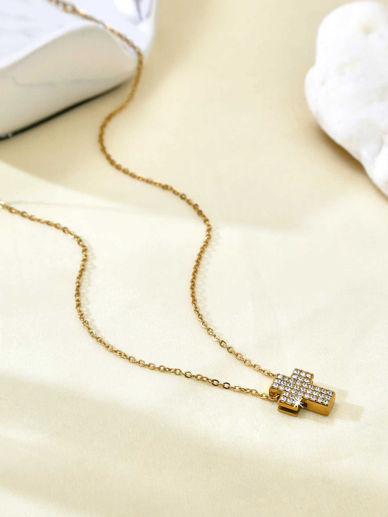 Trendy Temperament Versatile Personality Stainless Steel 18K Gold-Plated Full Diamond Cross Pendant Collarbone Chain Female M251216
