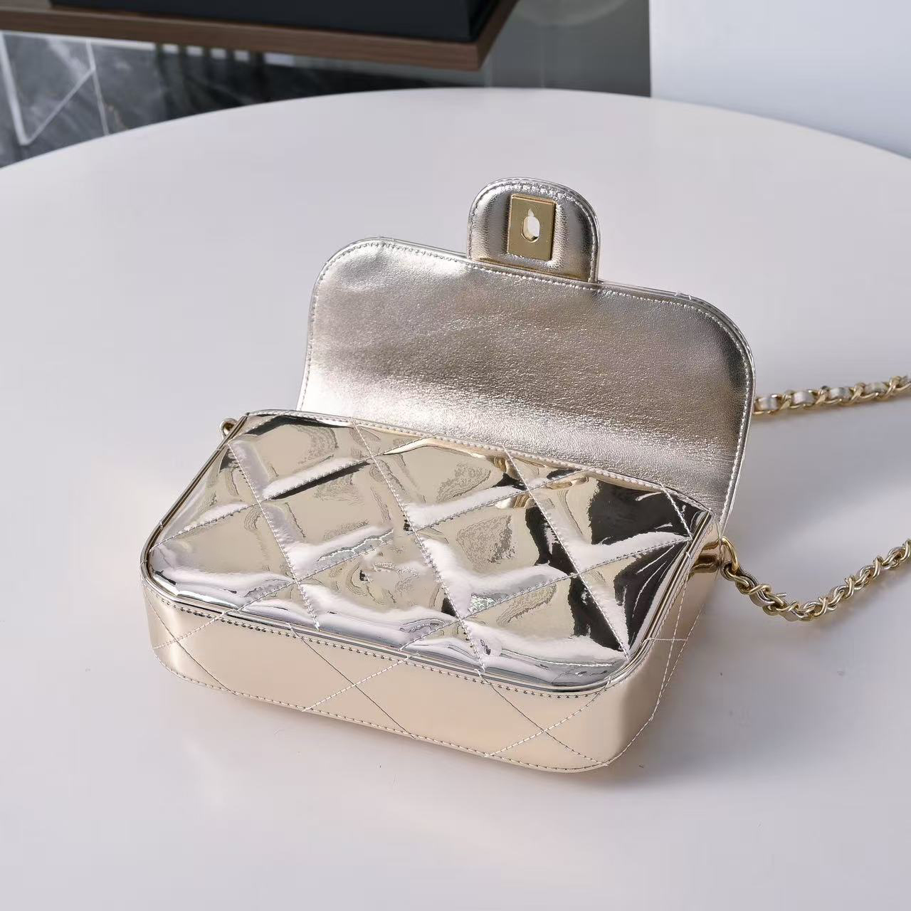 10ALuxurious 25K Baguette Style Purse - Fashionable High-Gloss Material with Secure Zipper