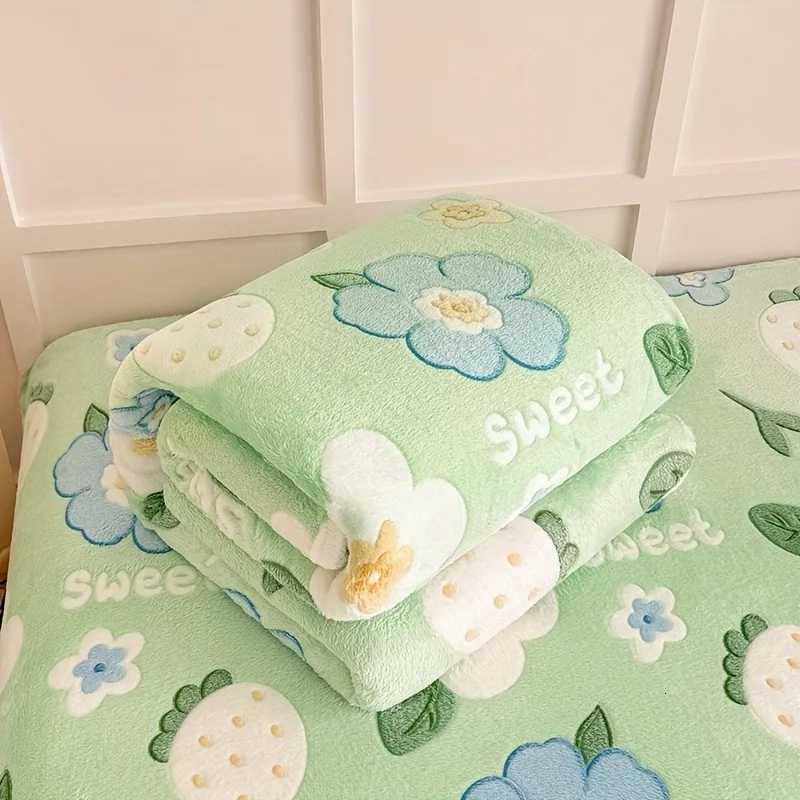 Cozy Floral Flannel Throw Blanket Soft Machine Washable All-Season Comfort with Cute Pink Strawberry Flower Design H251216 - view 6