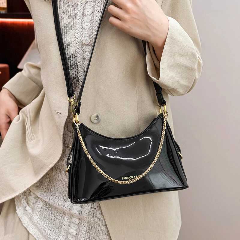 Elegant Womens Leather Classic Crossbody Shoulder Tote Bag Designer Fashion Handbag For Daily Modern Looks M251216