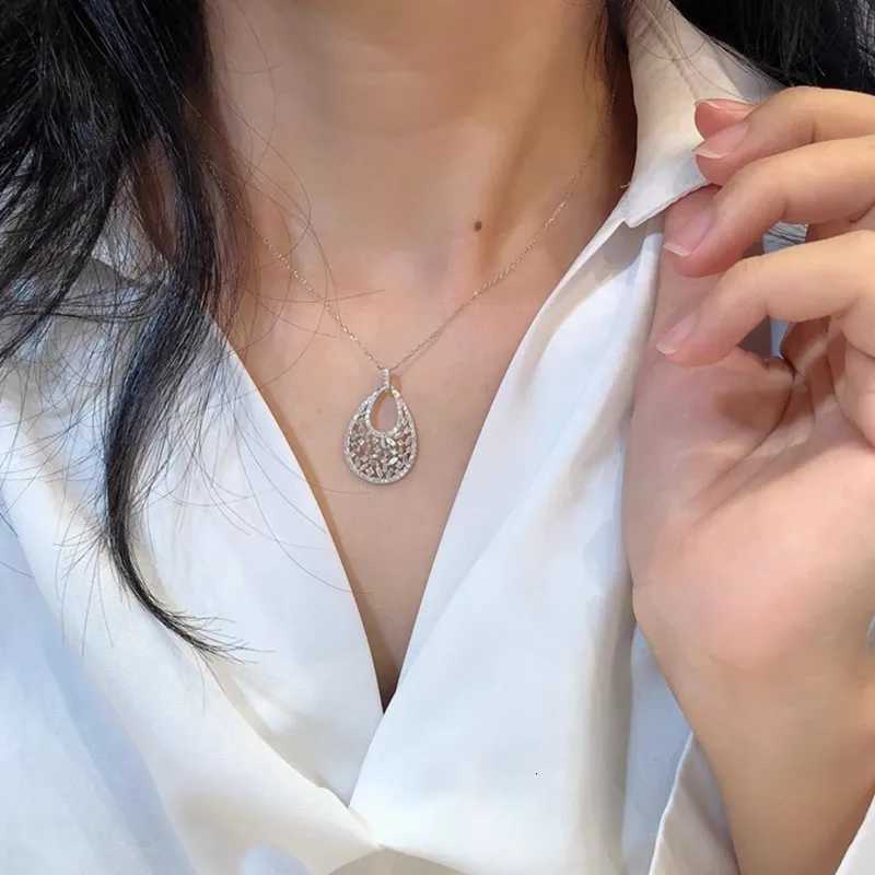 Huitan Gorgeous Waterdrop Shaped Pendant Necklace Full with Cubic Zirconia Bling Bridal Wedding Necklace Statement Jewelry M251216