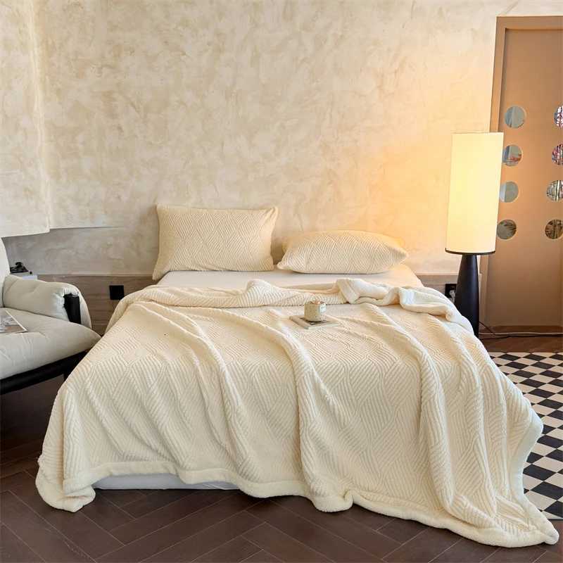 Artificial Lambswool Autumn Winter Jacquard Blanket Thickened Warmth Multi-functional Sofa Blankets Warm Comfortable Nap Blanket H251216 - view 3