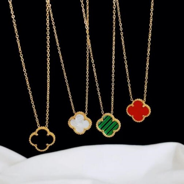 Lucky Necklace for Girls, double-sided 13MM four-leaf clover necklace, titanium steel 18K gold simple pendant collarbone chain