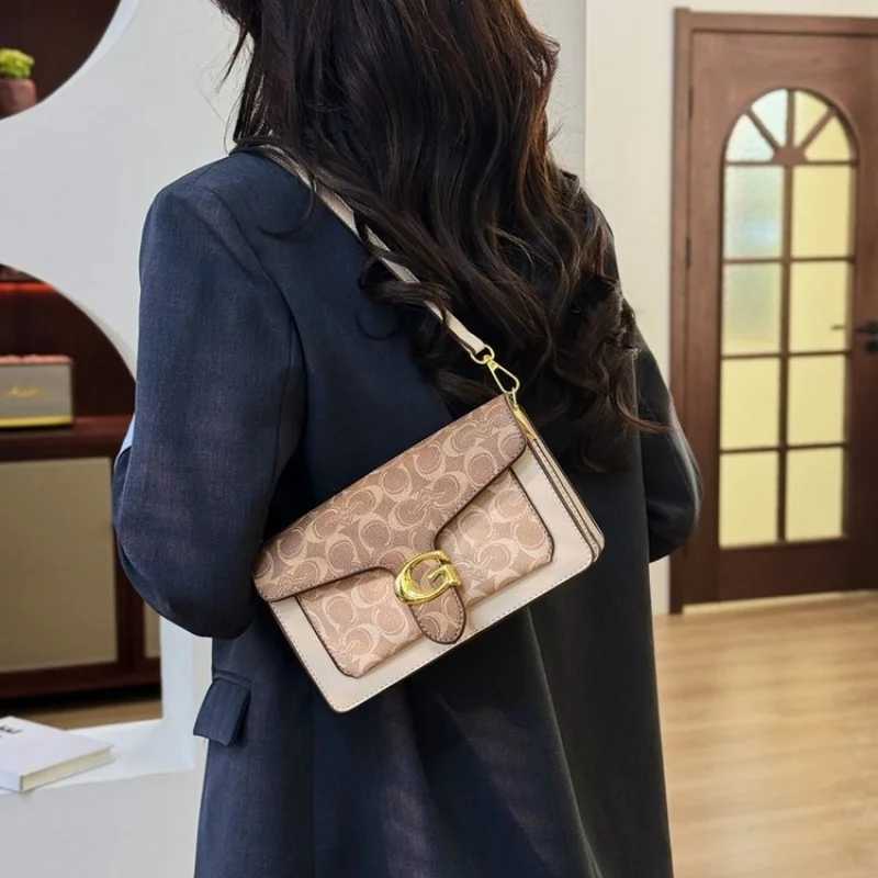 Womens Messenger Bag Made Of Premium Leather Boasting Paris Inspired And Vintage Chic Style M251216