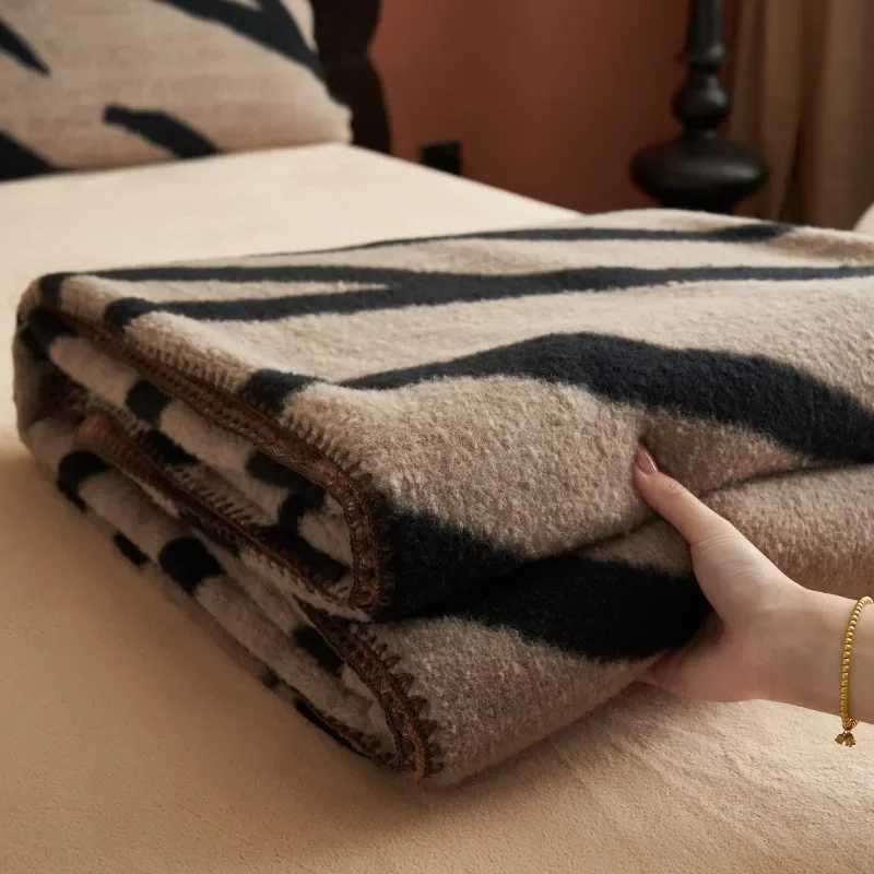 New thickened imitation cashmere milk fleece blanket shawl towel blanket coral fleece office blanket H251216 - view 4