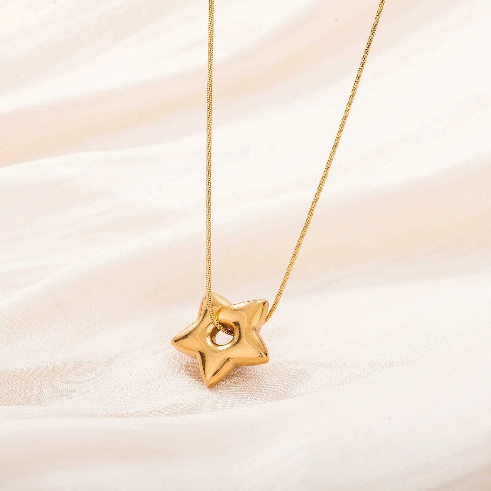 Womens Stainless Steel Hollow Star Pendant Necklace Fashion Not Faded Hollow Collarbone Necklace M251216