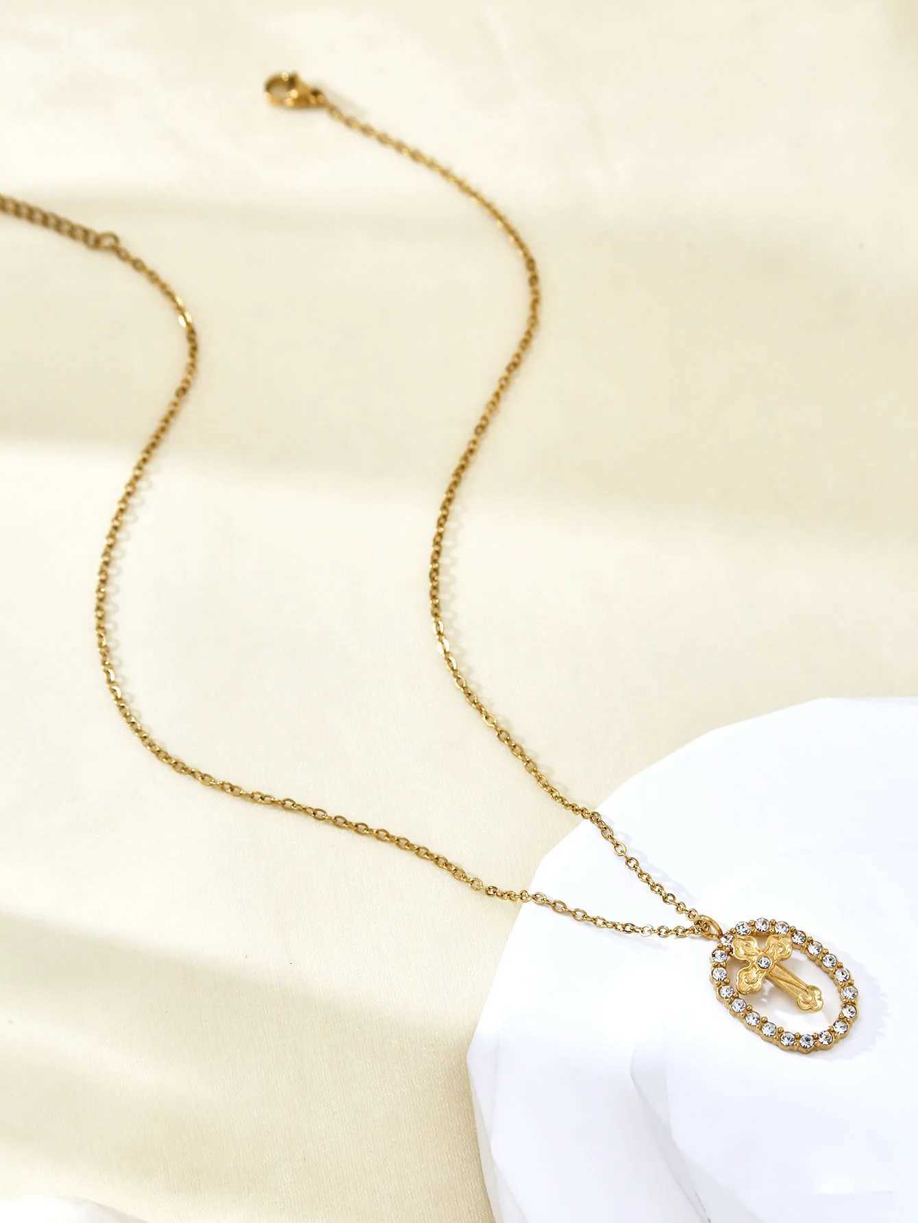 Vintage Elegant Charm Temperament Stainless Steel With Diamonds Hollow Oval Inlaid Cross Pendant Collarbone Chain Female M251216