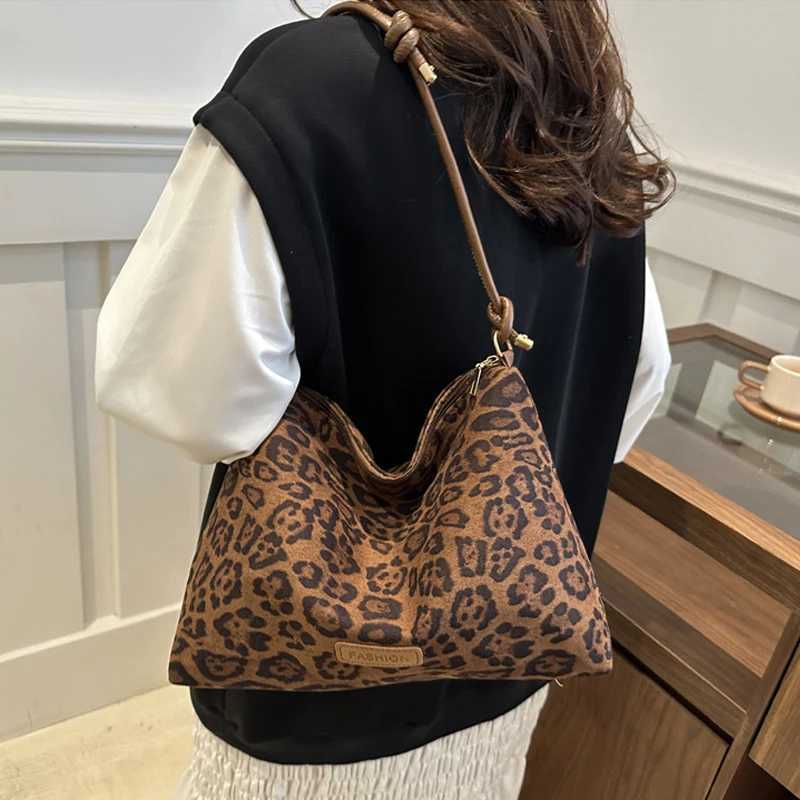 Autumn Winter New Large Capacity Womens Bags Fashion Leopard Print Tote Premium Texture Versatile Commuting Shoulder Armpits M251216