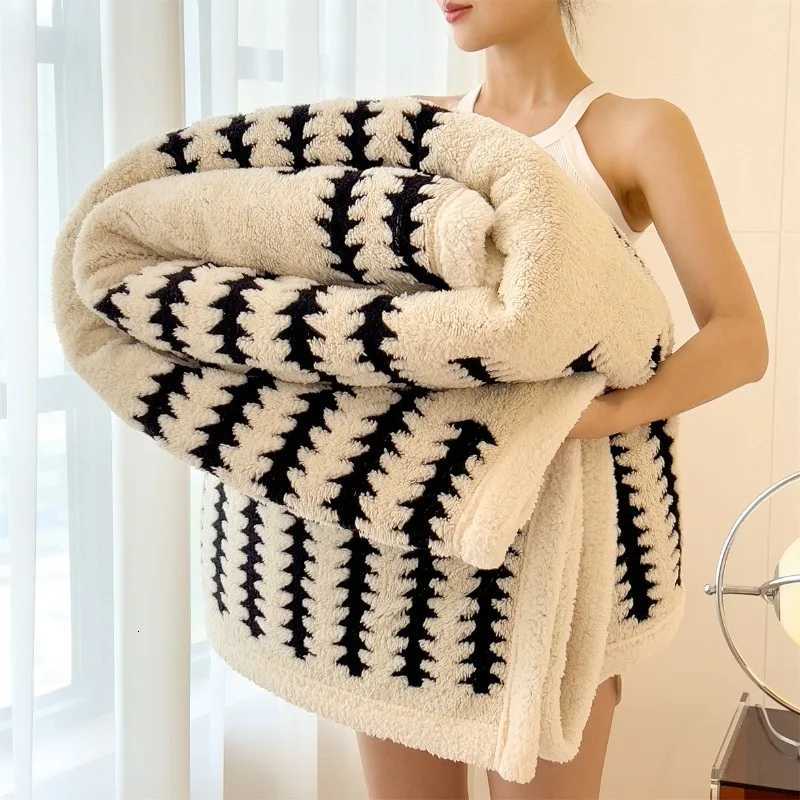 Thickened Flannel A Warm and Comfortable Cover Blanket Quilt Plush Nap Four Seasons Blankets for Sofas Sleeping H251216 - view 3