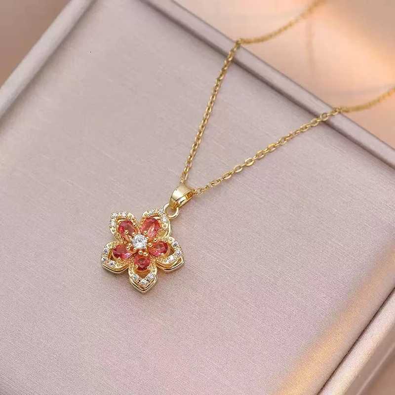 Shiny Romantic Flower Pendant Necklace For Women Golden Plated Rotatable Flowers Choker Girls Wedding Party Jewelry M251216
