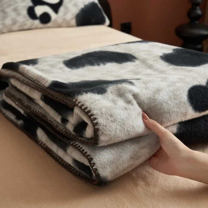 New thickened imitation cashmere milk fleece blanket shawl towel blanket coral fleece office blanket H251216 - view 5