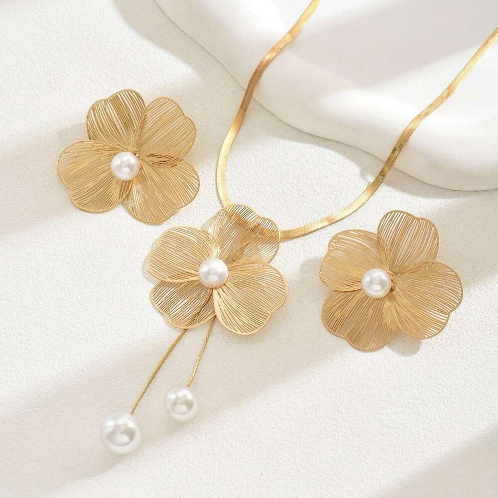 European American Cross-Border Women's Necklace and Earring Set Versatile Flower Inlaid Pearl Design Niche Long Clavicle Chain
