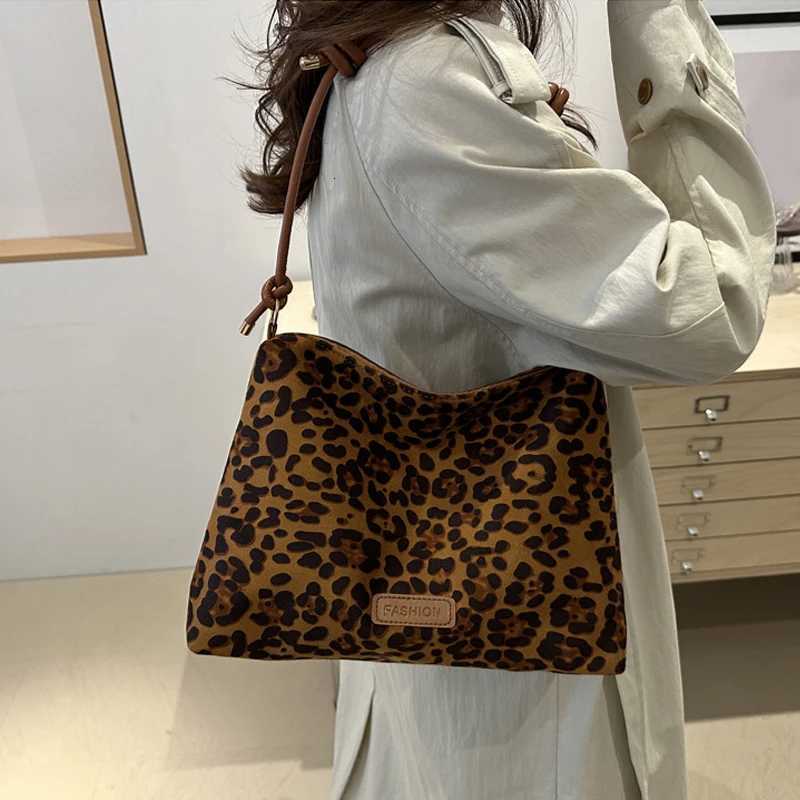 Autumn Winter New Large Capacity Womens Bags Fashion Leopard Print Tote Premium Texture Versatile Commuting Shoulder Armpits M251216