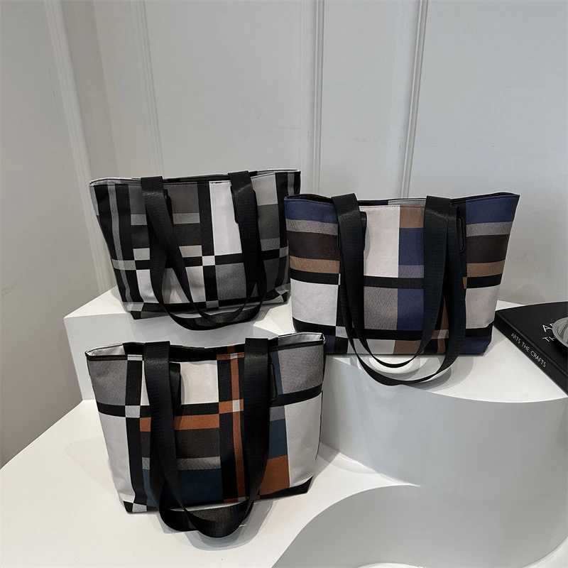 Striped Plaid Tote Bag for Women New Fashionable Shoulder Bag Handbag for Ladies Large Capacity Commuting Bag M251216
