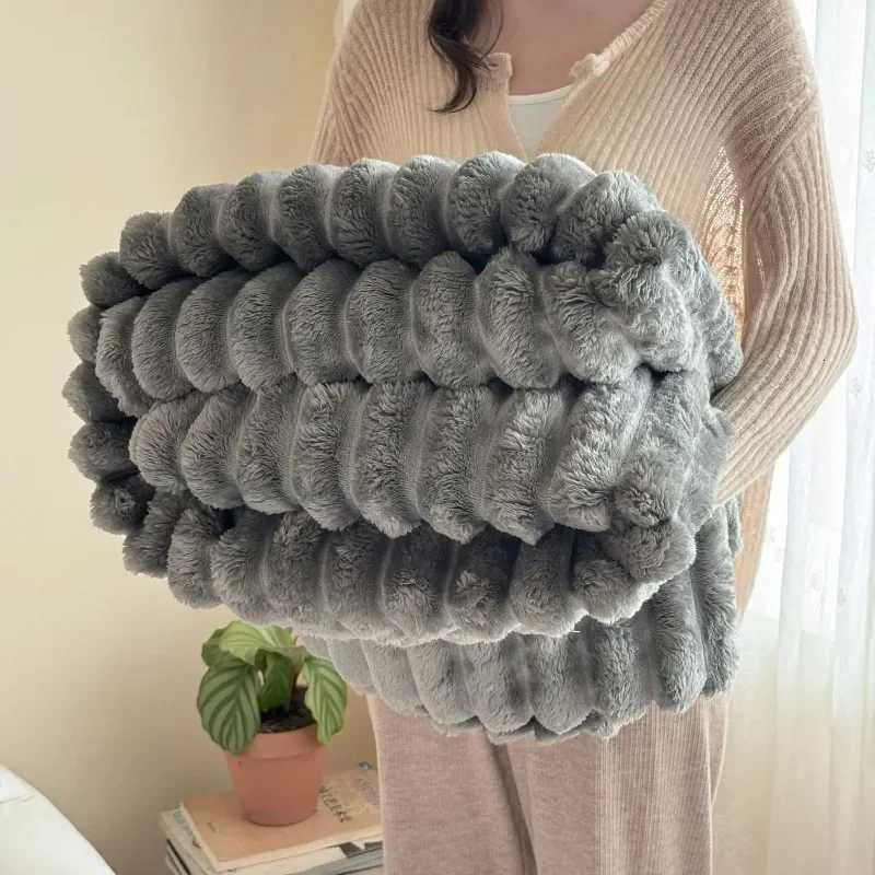 Multifunctional Flannel Blanket Thickened Material Suitable for Bedroom 1 Piece of Plush Blanket with Wide Terms Solid Color H251216 - view 5