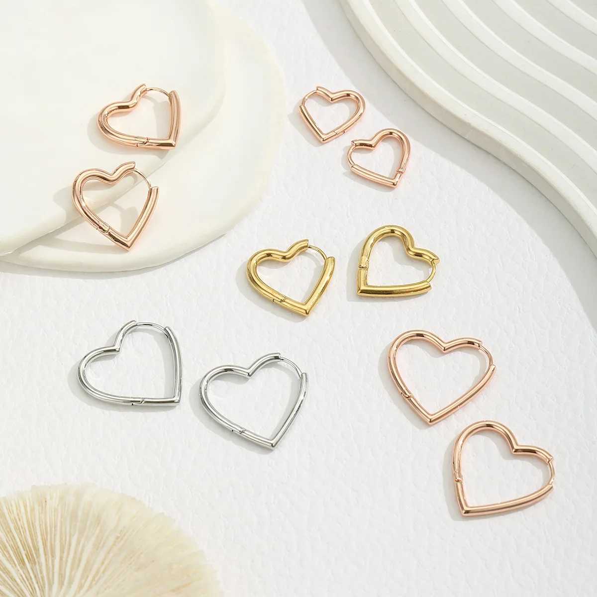 European and American Fashion Creative Design Heart Earrings Personalized Simple Elegant Cut Out Heart-Shaped Earrings G251216