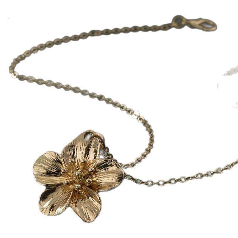 European and American Cross-Border Metal Pleated Flower Pendant Vintage High-End Fashion Elegant Petal Collarbone Chain Necklace