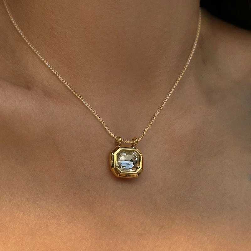 Huitan Gold Color Women Pendant Necklace for Wedding Anniversary Luxury Accessories Inlaid Bright CZ Charming Elegant Jewelry M251216