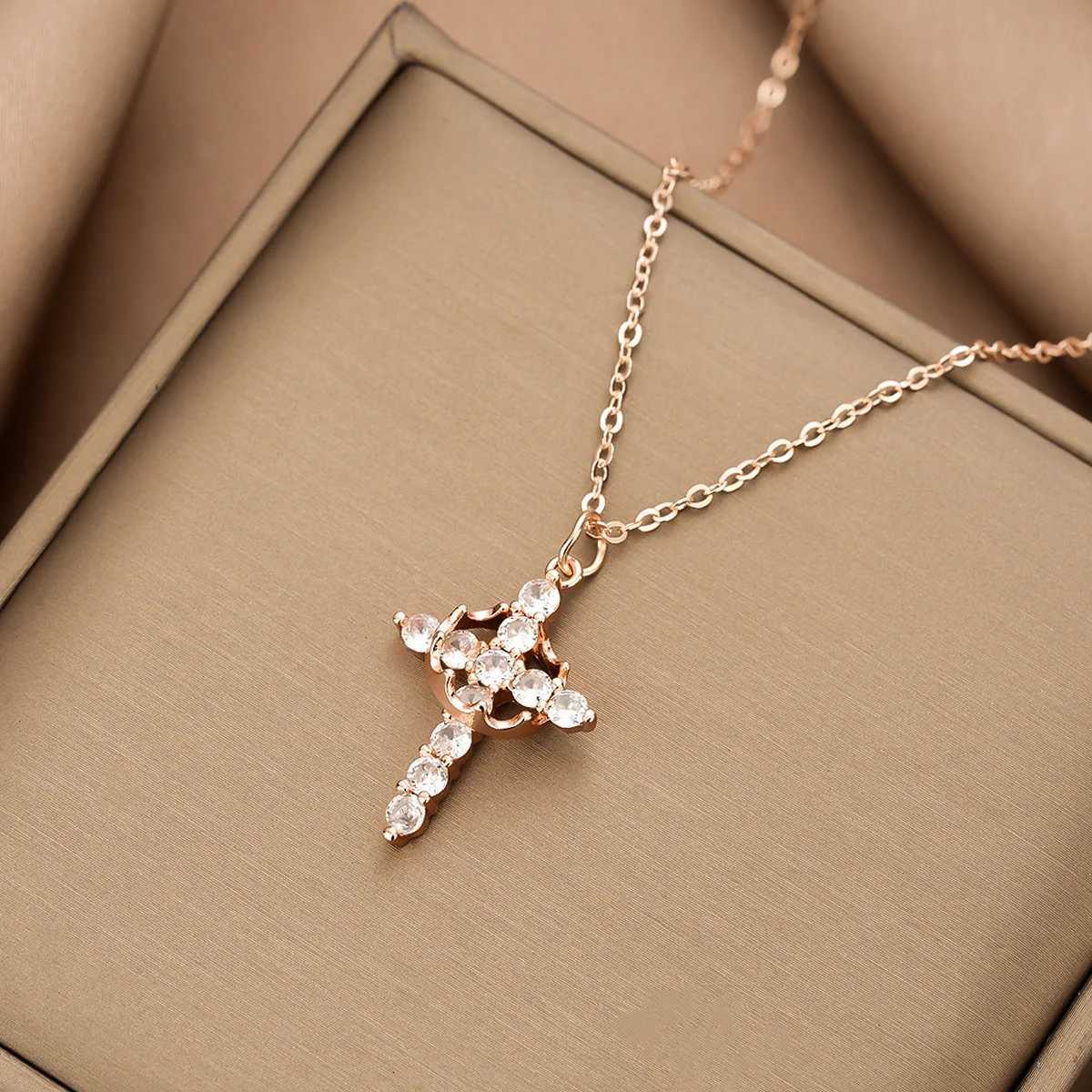 Hot Selling Womens Cross Necklace Temperament Hollow Zircon Wear Crown Design Clavicle Chain Necklace M251216