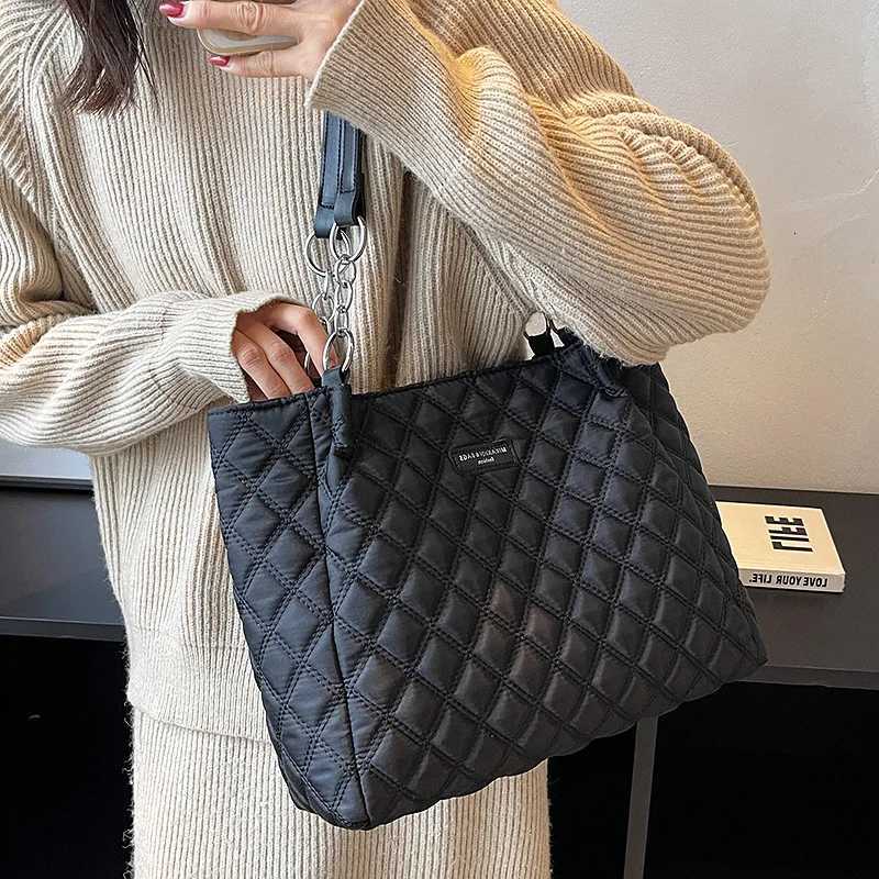 Womens Large Capacity Shoulder Bag Quilted Tote Bag Fashion All-match Commuter Bag M251216