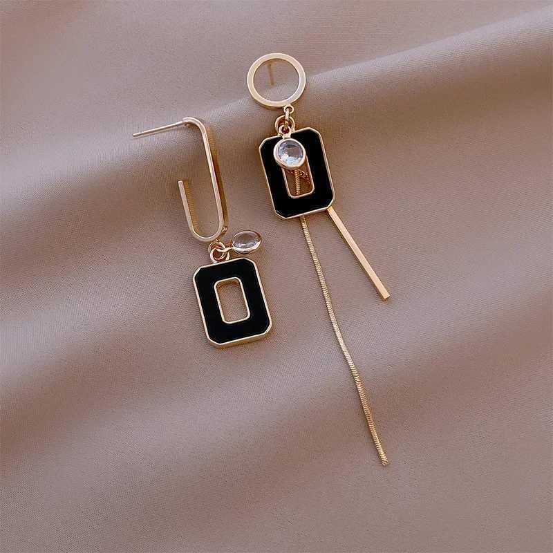 2024 New Design Asymmetric Geometric Black Square Pendant Metal Long Earrings Fashion Classic Jewelry for Party Womans Earring G251216
