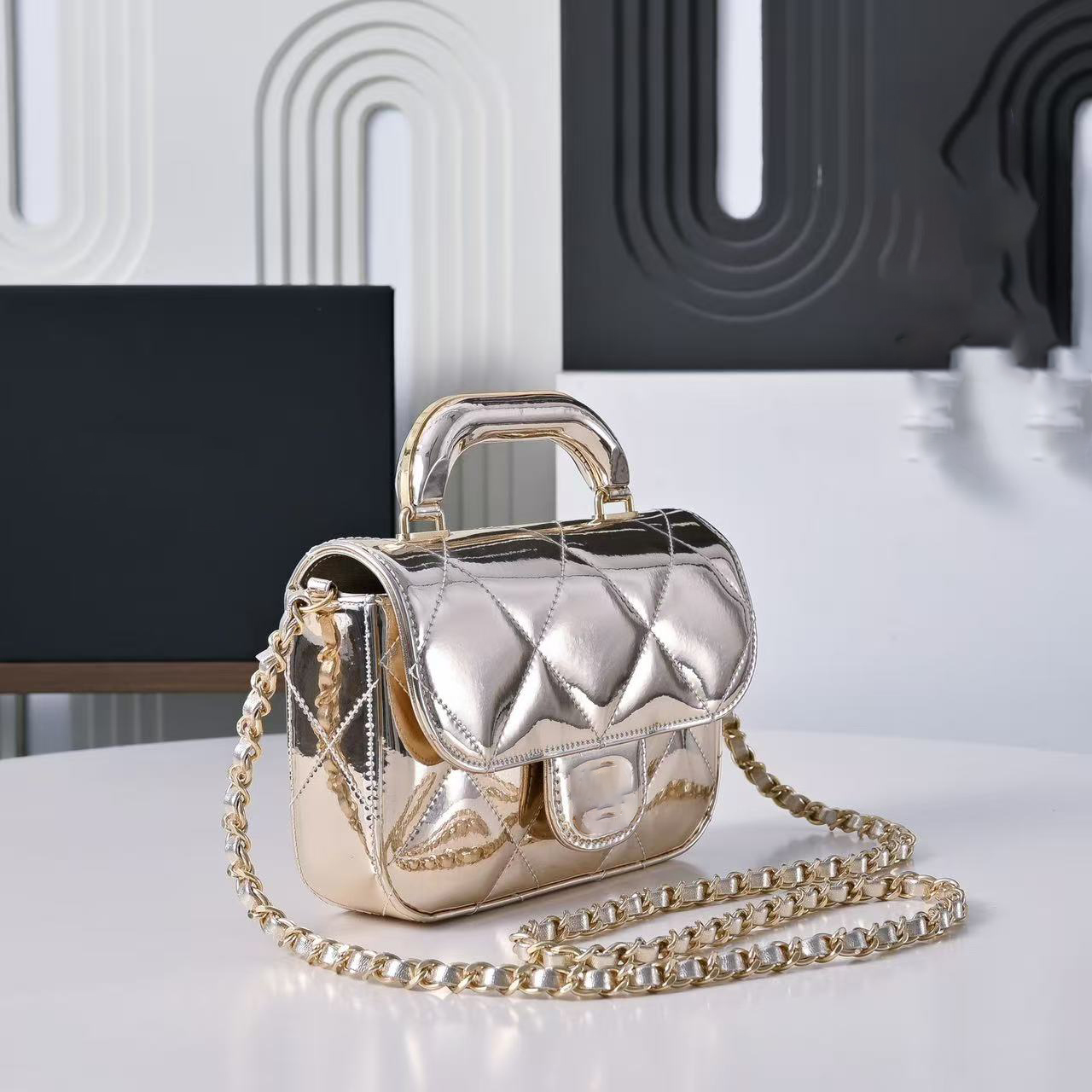 10ALuxurious 25K Baguette Style Purse - Fashionable High-Gloss Material with Secure Zipper