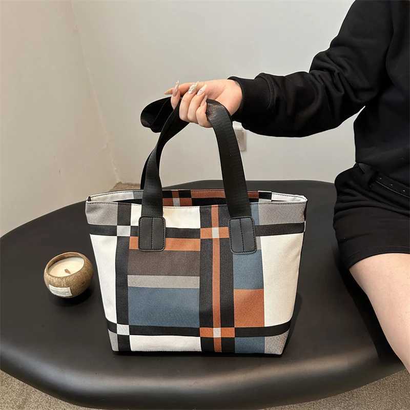 Striped Plaid Tote Bag for Women New Fashionable Shoulder Bag Handbag for Ladies Large Capacity Commuting Bag M251216