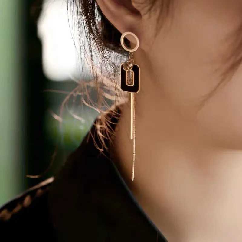 2024 New Design Asymmetric Geometric Black Square Pendant Metal Long Earrings Fashion Classic Jewelry for Party Womans Earring G251216