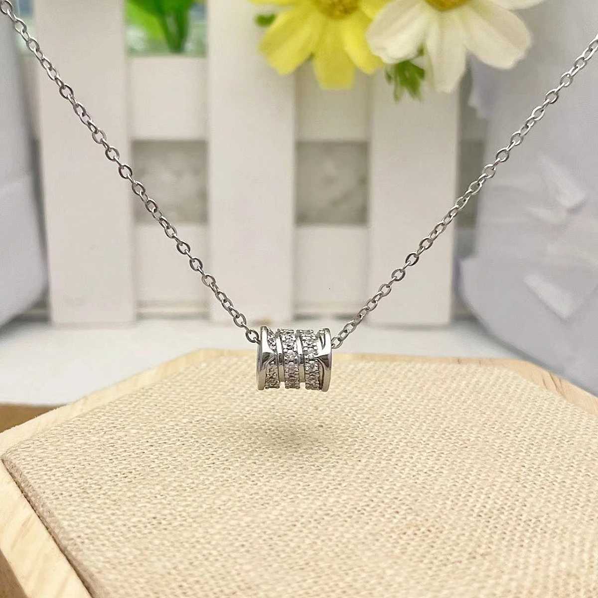Luxury High Feeling Womens Fashion Necklace Copper Micro Zirconia Niche Pendant Light Luxury Simple Accessories M251216