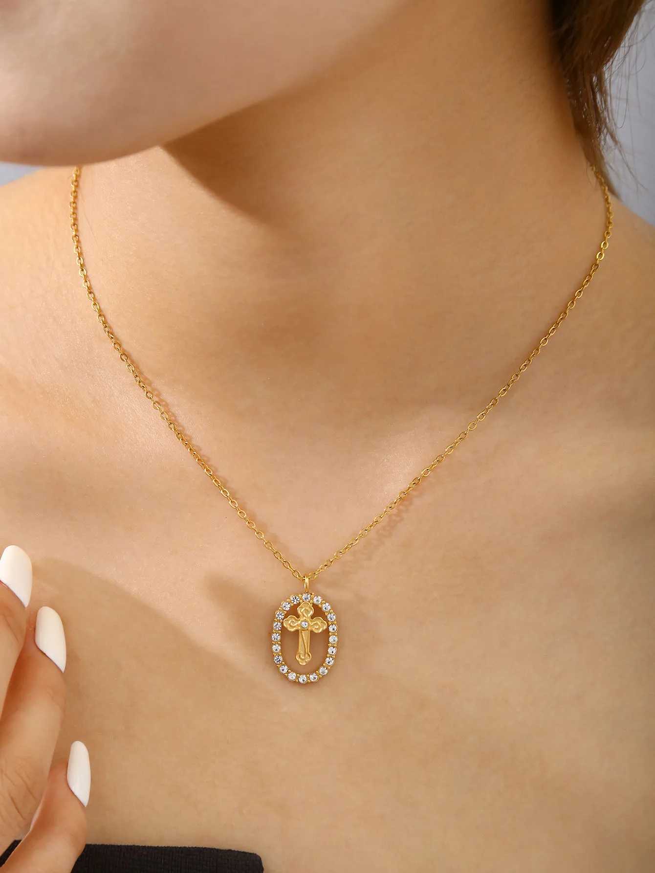 Vintage Elegant Charm Temperament Stainless Steel With Diamonds Hollow Oval Inlaid Cross Pendant Collarbone Chain Female M251216
