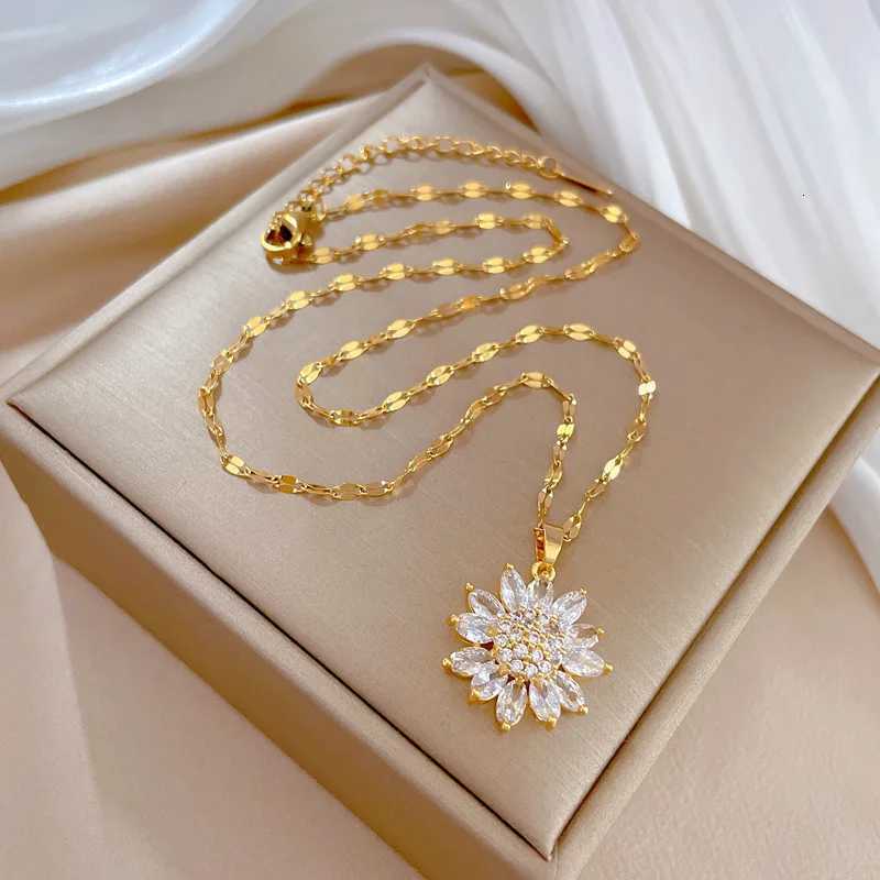 Luxury Zircon Sunflower Pendant Necklace for Women Gold Color Metal Full Zircon Sunflower Necklace Couple Wedding Jewelry M251216