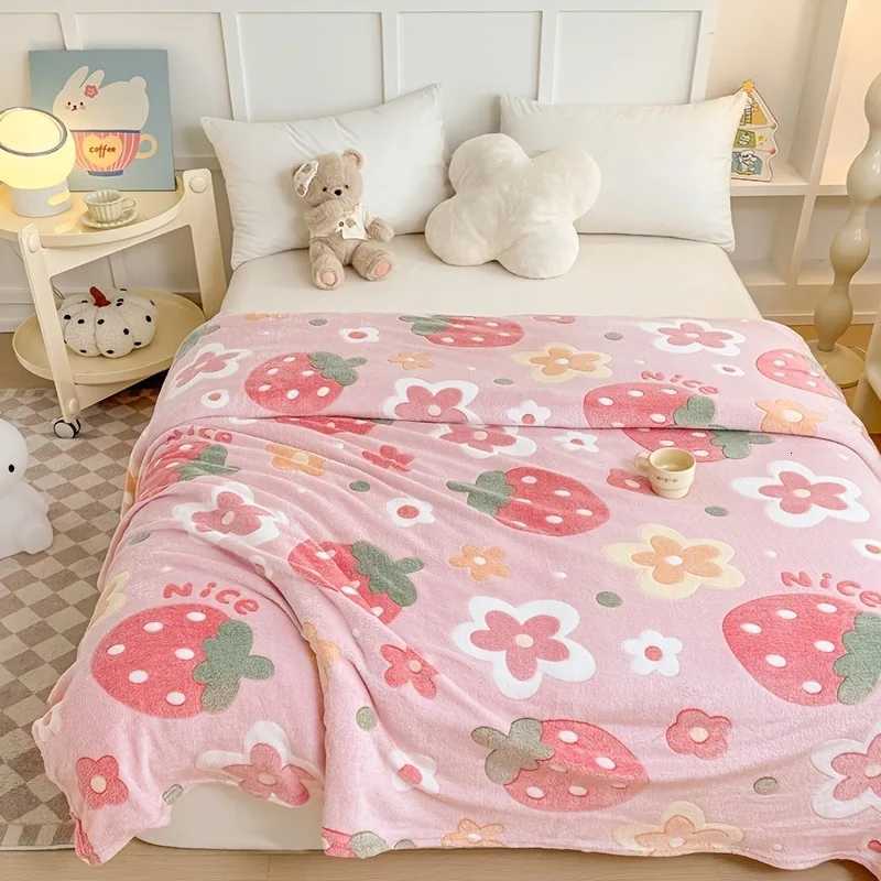 Cozy Floral Flannel Throw Blanket Soft Machine Washable All-Season Comfort with Cute Pink Strawberry Flower Design H251216 - view 3
