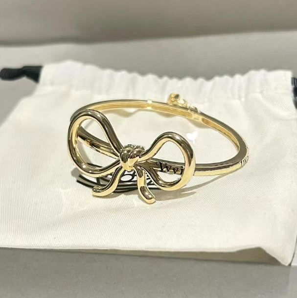 Designer Bow Bracelet For Women High-end Saturn pendant three-dimensional bow bracelet Light luxury saturn bracelet simple and fashionable bracelet gift for ladies