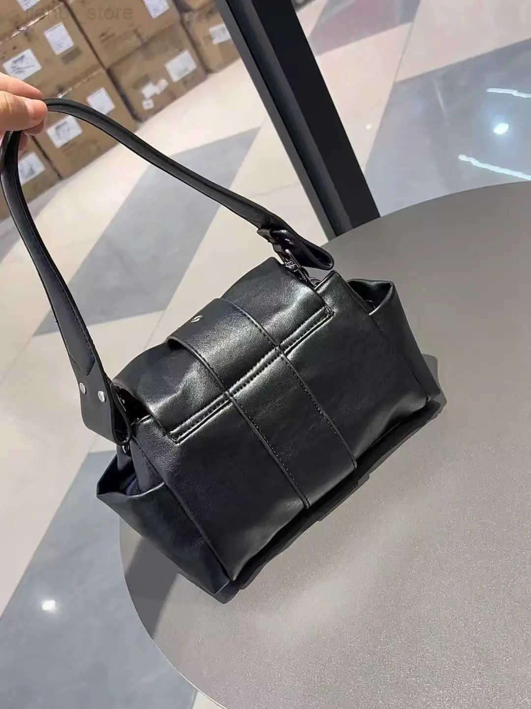 Fashion Punk Motorcycle Style Handbag for Women Retro Niche Design Wrinkle Crossbody Bag High Quality Belt Buckle Shoulder Bag H251216