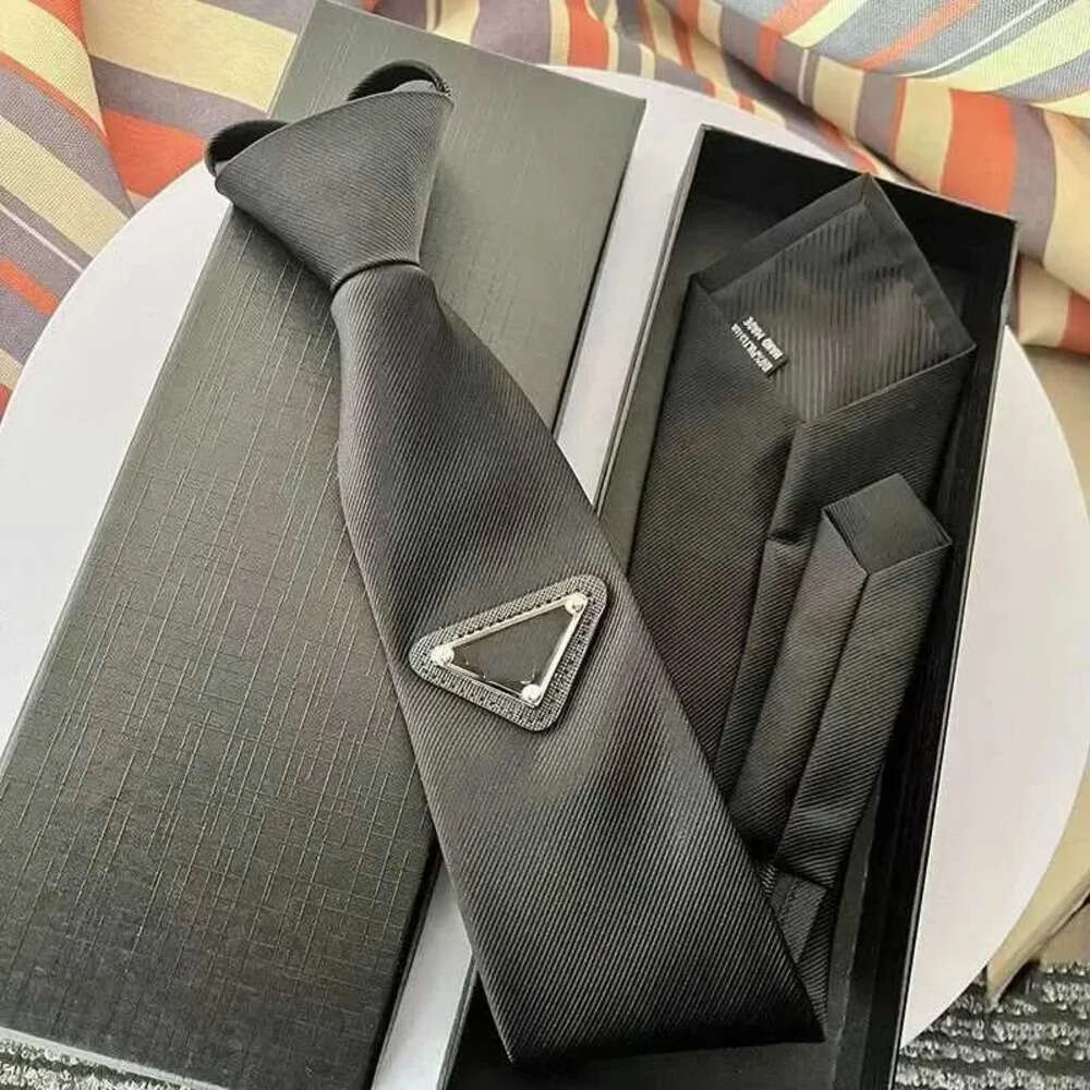 1 Neck Ties 2025 Fashion Luxury Classic Retro Designer Carefully Crafts Mens and Womens Global Triangle TieH241209