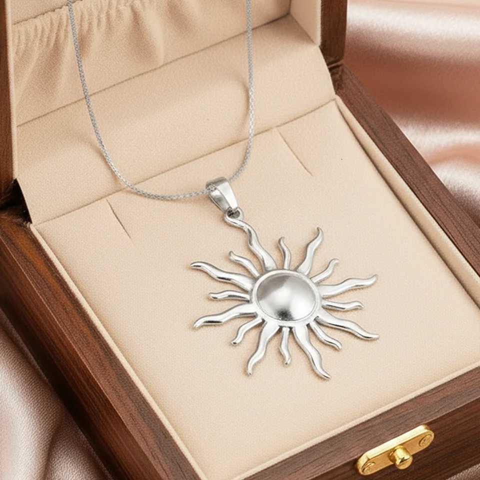 DOTIFI Fashion Sunflower Pendant Necklace Womens Sophisticated Light Luxury Stainless Steel Elegant Commuter Collarbone Chain M251216