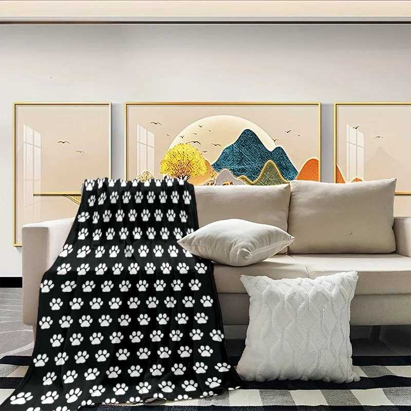 1pc Dog Paw Print Fleece Blanket Soft Plush Flannel Throw For Pet Lovers Cozy Bedding Home Decor - Black And White H251216 - view 5