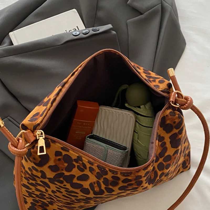 Autumn Winter New Large Capacity Womens Bags Fashion Leopard Print Tote Premium Texture Versatile Commuting Shoulder Armpits M251216