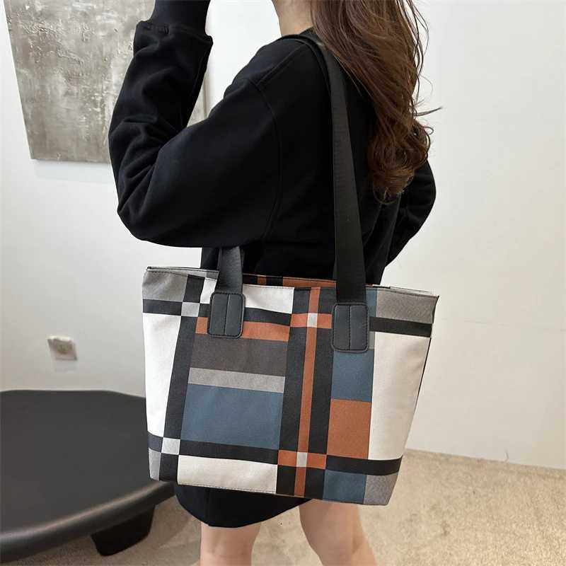 Striped Plaid Tote Bag for Women New Fashionable Shoulder Bag Handbag for Ladies Large Capacity Commuting Bag M251216