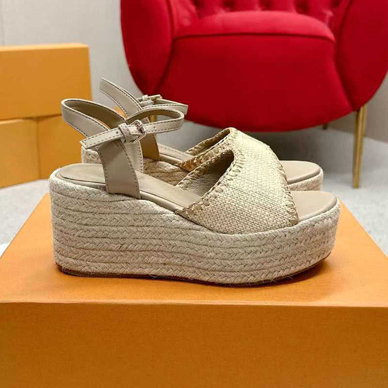 Thick-soled sandals are versatile for women in summer. They are one-piece height-increasing shoes with wedge heels S251216