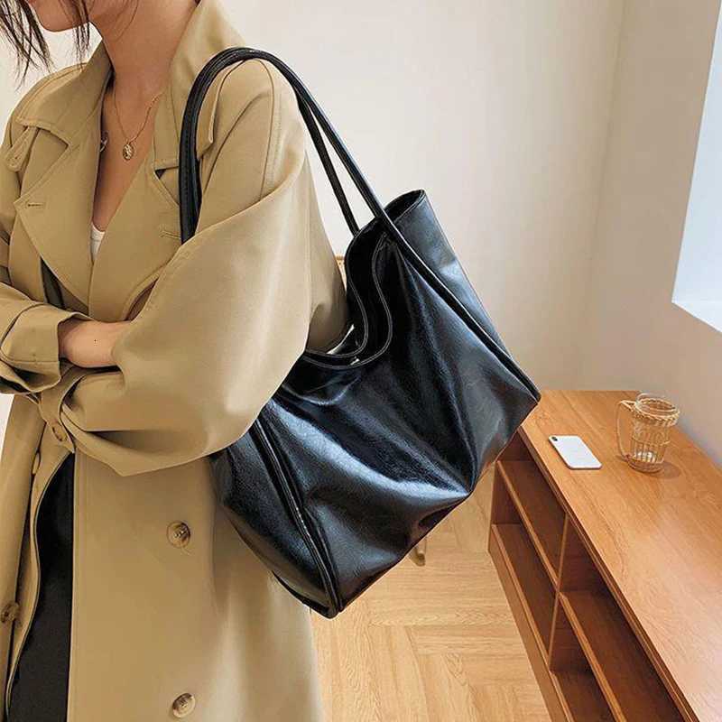 New Soft Leather Large Capacity Tote Bag with Niche Design For Handheld Use Women Commuting Shoulder Underarm Bag M251216