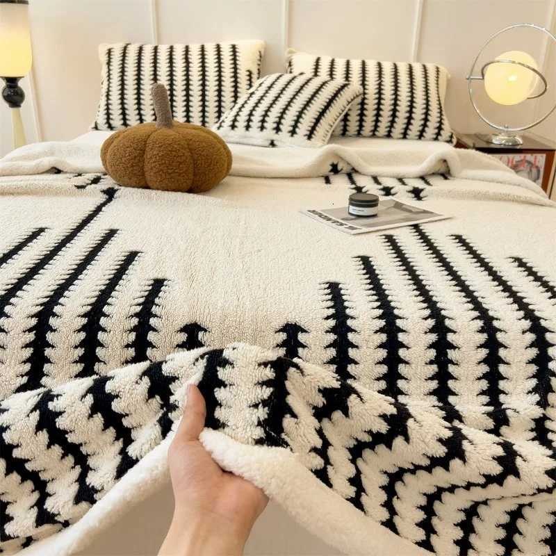 Thickened Flannel A Warm and Comfortable Cover Blanket Quilt Plush Nap Four Seasons Blankets for Sofas Sleeping H251216 - view 4