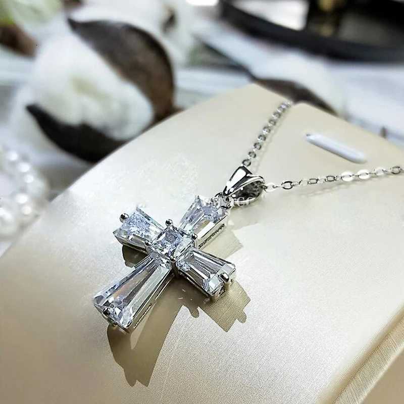 Huitan Simple Stylish Cross Pendant Necklaces for Women Square/Trapezoidal White CZ Luxury Bridal Wedding Jewelry 2021 Trends M251216